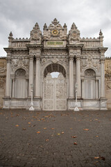 Fototapeta na wymiar White gate of the Dolmabahçe Palace, in Istanbul, Turkey