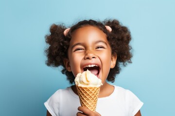 child eating ice cream
 - obrazy, fototapety, plakaty