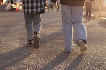 Obraz premium child walking on the street