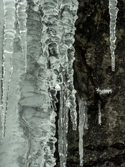 stalactites de glace et bourrelets