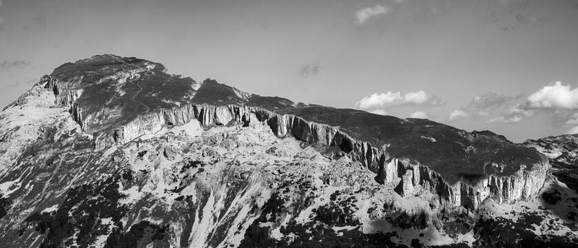 Felsplateau, Hochebene im Kleinwalsertal. Hoher Ifen, mit Wanderwege und Felswand. Ger&ouml;ll und Steine ab abhang