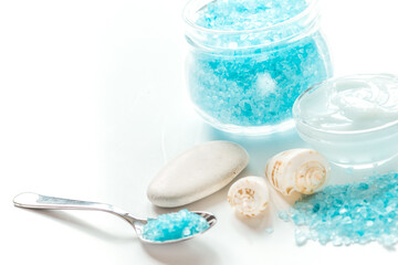 Obraz na płótnie Canvas blue sea salt and body cream on white desk background