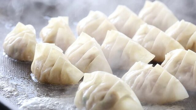 焼き餃子、家庭料理の餃子を焼く
