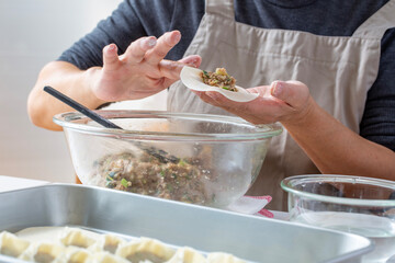 餃子作り、餃子を包む
