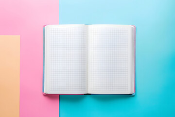 Kreativer Beginn: Aufgeschlagenes, leeres Notizbuch bereit für persönliche Gedanken und künstlerische Ideen, perfekt für inspirierende Schreibvorbereitungen