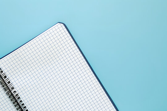Kreativer Beginn: Aufgeschlagenes, leeres Notizbuch bereit f&uuml;r pers&ouml;nliche Gedanken und k&uuml;nstlerische Ideen, perfekt f&uuml;r inspirierende Schreibvorbereitungen