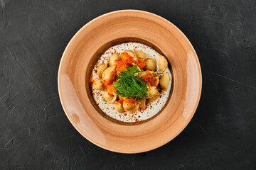 A picture from the top of a Turkish manti dish with yoghurt