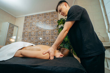 Obraz na płótnie Canvas Male masseur doing massage