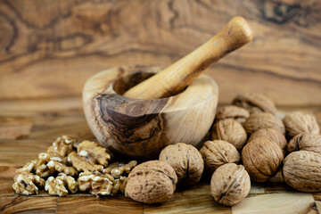 Walnüsse Juglans regia auf Olivenholz