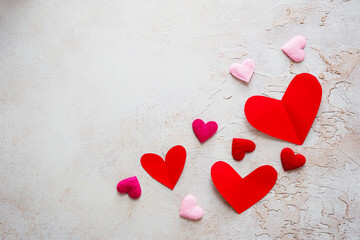 Rote Papierherzen auf einem grauen rustikalen Hintergrund. Valentinstag. 