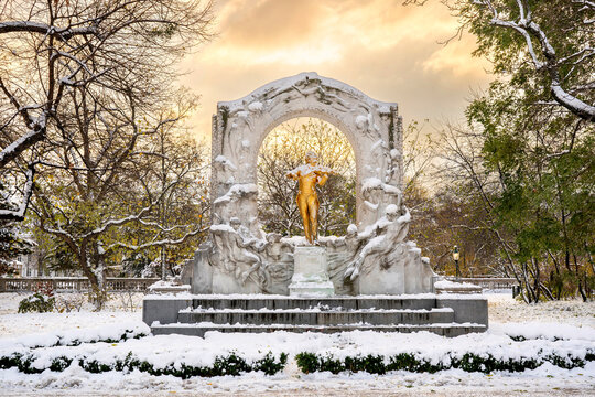 Austria, Vienna, Statue of Johann Strauss II in Stadtpark during winter
