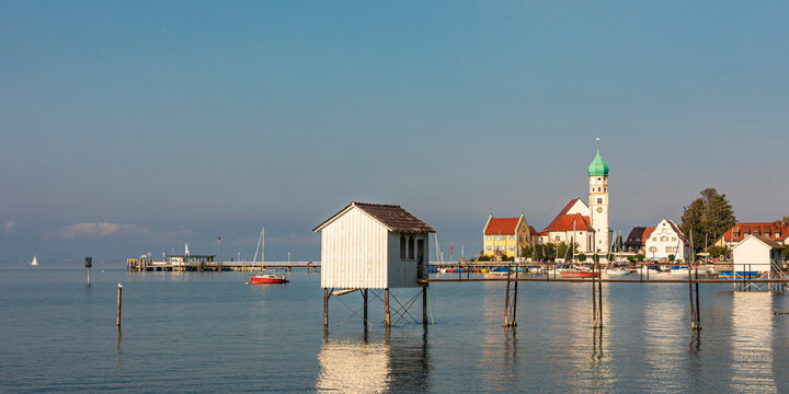 Germany, Bavaria, Wasserburg am Bodensee, Town on shore of lake Bodensee with stilt house in foreground
