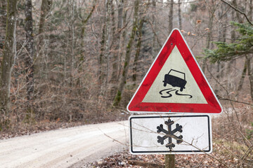 Verkehrszeichen warnt vor Schleudergefahr