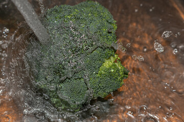 Broccoli mit Wasser waschen