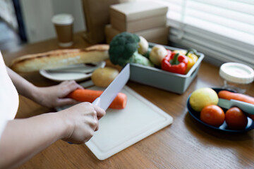 Women stay at home to prepare healthy meals, carrying trays of vegetables to prepare healthy salads at home