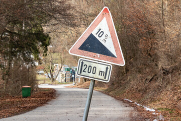 Verkehrszeichen warnt vor Gefälle von 10 Prozent