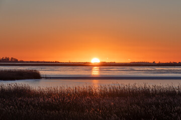 Sonnenuntergang im Januar am Bodden vor Zingst.