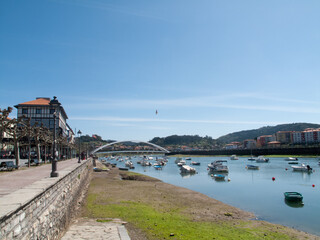 Fototapeta na wymiar Paseo por la desmbocadura del río Butrón en Plentzia, Bizkaia, País Vasco