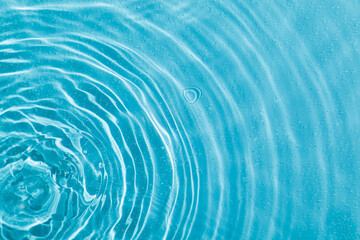 drops on water with circles on a blue background - obrazy, fototapety, plakaty