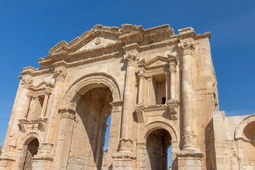 Obraz premium Beautiful Arch of Hadrian was built to honour the visit of Emperor Hadrian to Gerasa. Jerash , Jordan. Horizontally. 