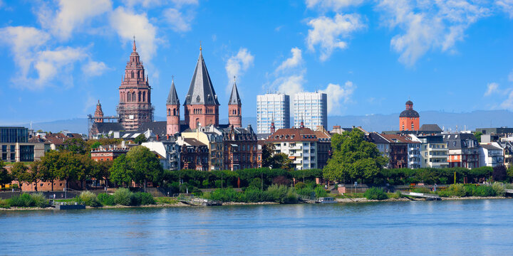 Fototapeta Mainz city center viewed from Rhine River, Mainz, Rhineland-Palatinate