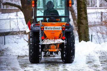 ein winterdienst traktor im schnee der stadt