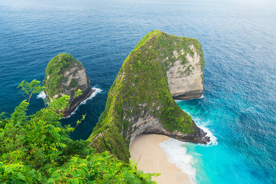View from above of the famous empty Kelingking white sandy beach (T-Rex Beach), Nusa Penida island, Klungkung regency, Bali, Indonesia, Southeast Asia