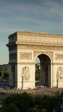 arc de triomphe, paris in vertical format