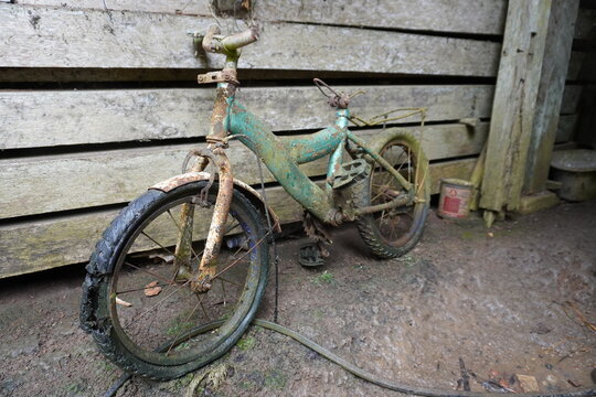 Bicycles damaged and disabled because they have not been used for a long time. Front view angle.
