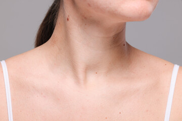 Naklejka premium Closeup view of woman with normal skin on grey background