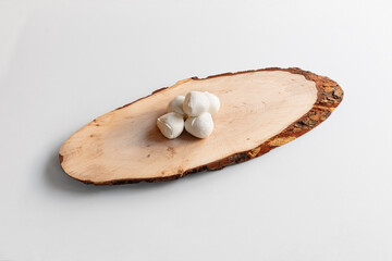 bocconcini, mozzarella, mozzarelline, ciliegine, di, bufala, formaggio, fresco,  pasta, filata, caratterizzato, da, superficie, liscia, uniforme, lucente, colore, bianco, niveo, vassoio, legno, sezion