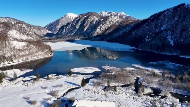 Drohnenflug &uuml;ber dem See in den Bergen in sch&ouml;ner Landschaft im Winter im Salzkammergut