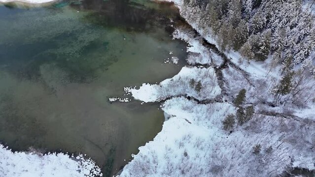 Drohnenflug &uuml;ber dem See in den Bergen in sch&ouml;ner Landschaft im Winter im Salzkammergut