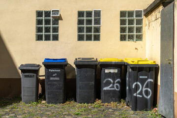Mülltonnen in der Altstadt von Meisenheim