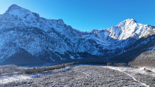 Drohnenflug &uuml;ber dem See in den Bergen in sch&ouml;ner Landschaft im Winter im Salzkammergut