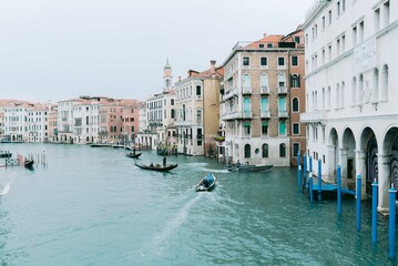 Fototapeta na wymiar Un viaje por Europa. Santorini, Florencia, Venecia, Barcelona