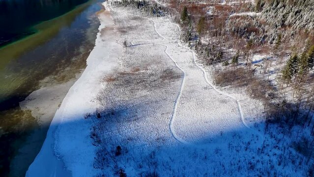 Drohnenflug &uuml;ber dem See in den Bergen in sch&ouml;ner Landschaft im Winter im Salzkammergut