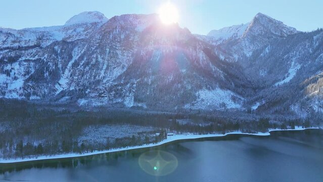 Drohnenflug &uuml;ber dem See in den Bergen in sch&ouml;ner Landschaft im Winter im Salzkammergut