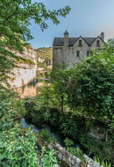 Fototapeta na wymiar Maison-forte près de la rivière dans le village de Saint-Chély-du-Tarn, Lozère, France