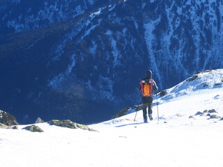 Couple en Raquette en montagne sur la neige en alpinisme dans les Pyr&eacute;n&eacute;es