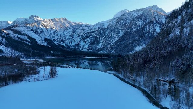 Drohnenflug &uuml;ber dem See in den Bergen in sch&ouml;ner Landschaft im Winter im Salzkammergut