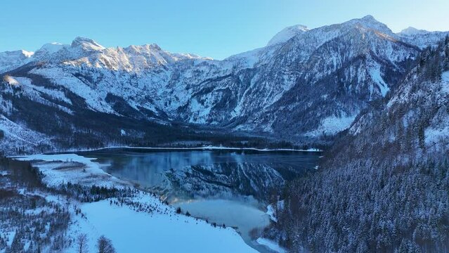 Drohnenflug &uuml;ber dem See in den Bergen in sch&ouml;ner Landschaft im Winter im Salzkammergut