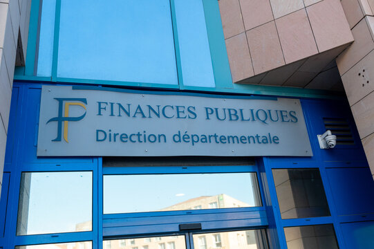 Le panneau de la direction regionale des finances publiques au dessus d'un centre des impots