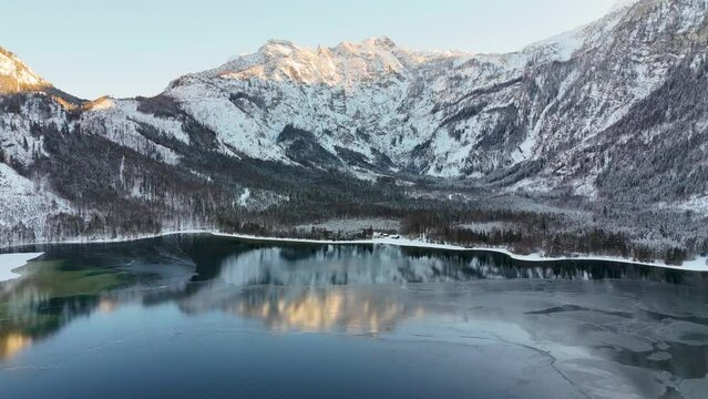 Drohnenflug über dem See in den Bergen in schöner Landschaft im Winter im Salzkammergut