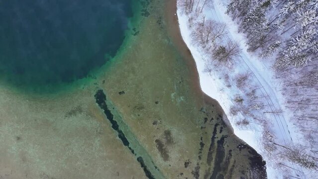 Drohnenflug &uuml;ber dem See in den Bergen in sch&ouml;ner Landschaft im Winter im Salzkammergut