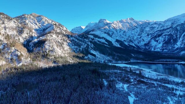 Drohnenflug &uuml;ber dem See in den Bergen in sch&ouml;ner Landschaft im Winter im Salzkammergut