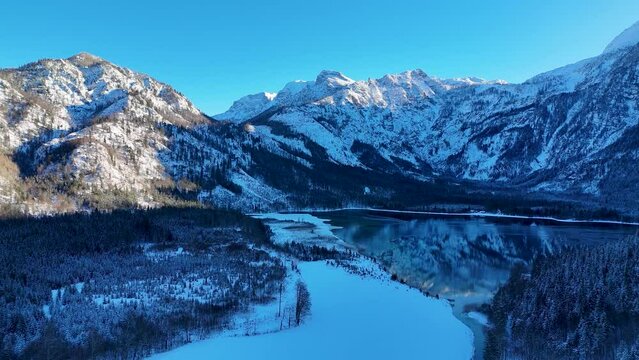 Drohnenflug &uuml;ber dem See in den Bergen in sch&ouml;ner Landschaft im Winter im Salzkammergut