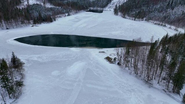 Drohnenflug &uuml;ber dem See in den Bergen in sch&ouml;ner Landschaft im Winter im Salzkammergut