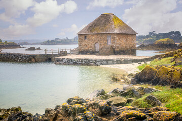Vieux moulin à marée du Birlot sur l'île de Brehat dans les Côtes d'Armor en région Bretagne.