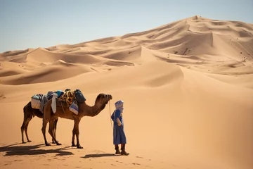 Rolgordijnen Man with a camel in the desert © Joel